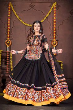 Leriya Chaniya Choli, Indian Pose, Gujarati Chaniya Choli, Crepe Lehenga, Diwali Wear, Dandiya Dress, Garba Outfit, Chaniya Choli Designs, Embroidery Lehenga