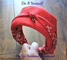 DIY Pin Up Girl Bandana Headband! No Sew! Awesome! I can't get any style of tied or elastic headscarf to stay put without 300 bobbypins so this is great. Bandana Diy, Bandana Design, Bandana Headband, Red Bandana, Pin Up Style