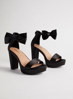 Black Retro Shoes, Cute Black Heels Prom, Graduation Heels Ideas, Black Hoco Shoes, Black Hoco Heels, Wide Foot Heels, Wide Feet Shoes Heels, Black Shoes For Prom, Black Prom Heels