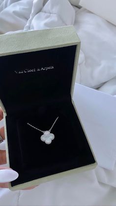 Van Clef, Van Cleef Necklace, Van Cleef And Arpels Jewelry, Pretty Jewelry Necklaces, Dope Jewelry, Pandora Bracelet Charms, Jewelry Fashion Trends