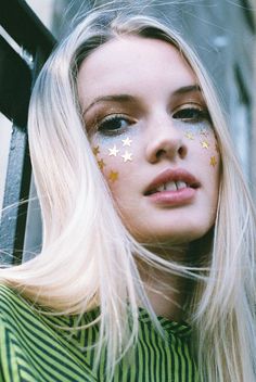 Any excuse for a bit of sparkle. From festivals to carnival - get your #Glitter on! Extreme Make-up, Party Make-up, 70s Makeup, Drag Make-up, Glitter Shirt, 70s Disco, Festival Makeup, Festival Looks