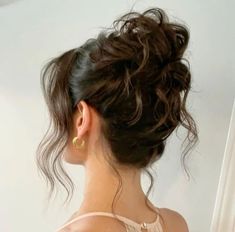 Messy bun, classy messy bun, loose bun, loose hairstyle, evening hairstyle, bun aesthetic, healthy hai Low Curled Bun Wedding Hair, Curled French Twist, Loose Bun Hairstyles Wedding, Loose Curled Updo, Loose Curl Updo Messy, Bridesmaid Hairstyles Updo High, Hair For Mock Neck Dress, French Twist Brunette, Bride Hair High Bun