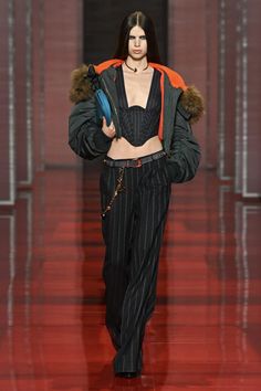 Versace Fall Winter 2022, Genderfluid Fashion, Donatella Versace, Looks Style, Looks Vintage, Womens Fall, Look Fashion