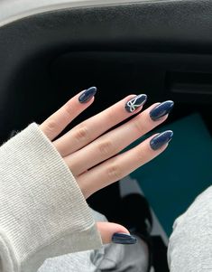 @maddie.nailzz on instagram Classy Navy Nails, Cream And Blue Nails, Navy Nail Art Designs, Navy Blue Nails Designs Classy, Navy Blue And Red Nails, Navy Blue Nails Gel, Dark Blue Fall Nails, Cute Navy Blue Nails, Nail Inspo Dark Blue