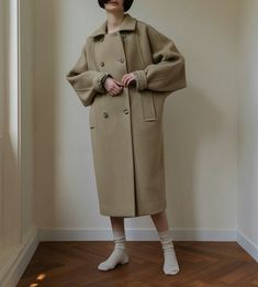 Coat 2020, Chic Coat, Minimalist Capsule Wardrobe, Autumn Clothes, Painted Clothes, Cotton Coat, Warm Outfits, Fashion Details