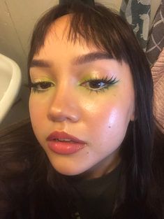 Simple Makeup Looks, Green Makeup, Eyeliner Makeup, Peinados Fáciles Para Cabello Corto, Creative Makeup Looks, Makeup Stuff, No Eyeliner Makeup, New Makeup, Makeup Goals