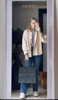 Outfit Sobrecamisa Mujer, Sobrecamisa Mujer Outfit, Workwear Women, Shacket Outfit, Office Attire Women, Autumn Outfit Inspo, Look Formal, Casual College Outfits, Beige Outfit