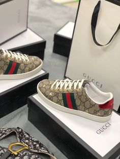 ��PRODUCT DETAILS��Includes Shipping bags, dustbag sleeper, care manual, booklet, tag. Gucci Sneakers, Balenciaga Designer, Exclusive Bag, Men Shoes Size, You Bag, Designer Shoes, Luxury Bags, Rolex, Nike Shoes