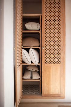 Inspiración para decoración de hogar con cojines y otros textiles de hogar. Cabinet Door Ideas, Furniture Details Design, Closet Cabinets, Wardrobe Doors, Furniture Details, Wardrobe Design, Built In Wardrobe, Linen Closet, Closet Doors