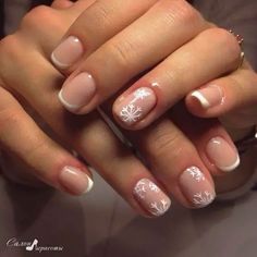 21 Short Holiday Nail Ideas For 2023 - Lauren Erro Short Biab Nail Designs Christmas, Natural Christmas Nails Acrylic, Minimalist Xmas Nails, Christmas Nails Polish, Xmas Biab Nails, Christmas Manicures For Short Nails, Subtle Christmas Nails Gel, Neutral Xmas Nails, Subtle Christmas Nails Short