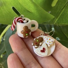 Hot Cocoa Care Package, Clay Christmas Cookies, Christmas Polymer Clay Charms, Christmas Earrings Aesthetic, Cute Clay Ideas Christmas, Polymer Clay Christmas Gifts, Food Earrings Clay, Fimo Christmas Earrings