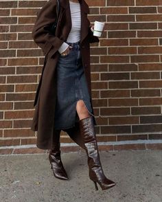 Closet Necessities, Modest Girl, Winter Boots Outfits, Style Moodboard, Look Adidas, Estilo Indie, 2024 Style, Trending Boots