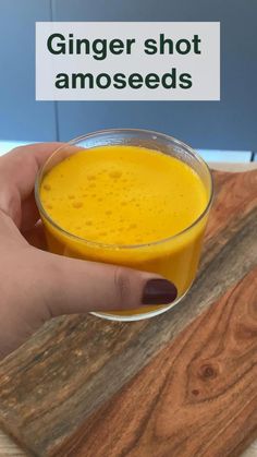 Optez pour un coup de boost avec les shots de gingembre ! Découvrez une délicieuse recette pour préparer ces petits concentrés de bienfaits pour la santé ☝️ Metabolism Boosting Diet, Ginger Shot, Golden Milk, Soft Drinks, Energy Drinks, Healthy Drinks, Immune System, Gluten Free Recipes, Natural Remedies