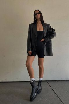 Chelsea Boots Shorts Outfit, Chunky Boots Outfit Summer, How To Style Chelsea Boots, Chelsea Boot Outfit, Best Ankle Boots, Berlin Style, Chelsea Boots Outfit, Boot Outfits, Boots Outfits