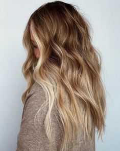 This beautiful shade is super easy to achieve and maintain. The lighter front strands will create a gorgous combo with partial highlights in a slightly darker tone. Beige Hair, Icy Blonde Hair, Bronde Hair, Hair Color Caramel, Dirty Blonde Hair, Smink Inspiration, Hair Color Pink, Trendy Hair Color, Short Hair Color