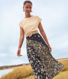 Floral Seamed Bias Midi Skirt Floral Midi Skirt Outfit, Cotton Skirt Outfit, Midi Skirt Outfits Summer, Black Skirt Outfit Summer, Fashionable Work Outfits, Capsule Wardrobe Casual, Black Skirt Outfits, Club Outfits For Women, Midi Skirt Pattern