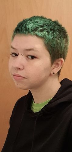 Green buzzcut androgynous nonbinary Masc Buzzcut, Green Short Hair Men, Transmasc Buzzcut, Green Buzzcut Women, Dark Green Buzzcut, Overgrown Buzzcut Hairstyles, Trans Buzzcut, Non Binary Buzzcut, Teal Buzzcut