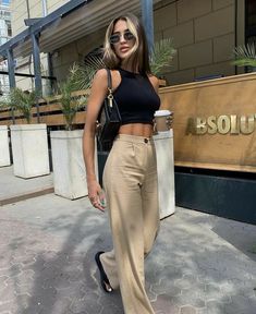 Formas de usar unos pantalones acampanados color caqui | Es la Moda Europe Outfits, Summer Fashion Outfits, Spring Outfits Casual, Cute Casual Outfits