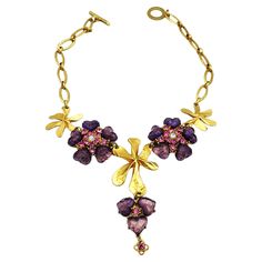 Beautiful necklace for Valentine's Day. Necklace of 3 flowers with purple and pink glass stones. The purple stones are all heart shaped! Measurement Full lenght 43 cm, 2 flowers 4 cm in diameter, the smallest flower with 3 hearts 2 cm x 3 cm Features - Link necklace with heart fowers and 3 gold flowers - Material gold plated - Signed on the claps and on the gold flower ISAKI by Jacky Vallet Paris - Very good condtion Beaded Bracelet Diy, Purple Stones, Stone Heart, Glass Heart, Pink Glass, Link Necklace, Gold Flowers, Flower Shape, Small Flowers