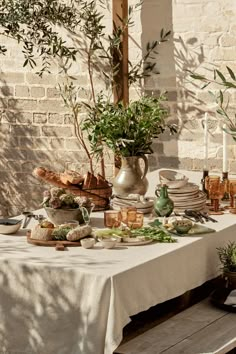 A table set with lots of glazed stoneware tableware, tinted glasses, serving dishes and wooden cutting boards. Greek Table Setting, Provence Food, Provencal Decor, Summer Table Decorations, Tuscan Style Homes, Terracotta Bowl, Hm Home, Tafel Decor, Under The Tuscan Sun