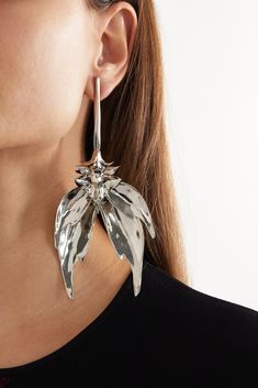 Alexander McQueen's single earring is shaped to resemble an unfurling orchid - a key motif for the brand this season. Worn on the Fall '23 runway, it's cast from silver-tone metal and has an oversized profile. There's no doubt that they'll make a statement. Biomorphic Jewelry, Silver Couture, Mcqueen Jewelry, Pinterest Predicts, Ad Ideas, Avant Garde Jewelry, Autumn Bracelet, Oversized Earrings, Jewerly Designs