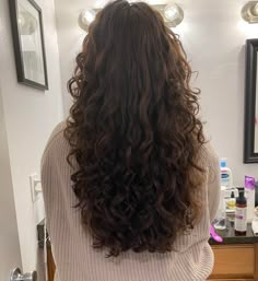 Long Layers On Long Curly Hair, Brown Curly Hair With Layers, Wavy Hair Outfits Winter, Long Hair With Layers Curly, Layer Curly Haircut, Haircuts For Long Curly Hair Layered, Long Hair Cuts With Layers Curly, Long Layers Curly Haircut, Long Wavy Curly Haircut