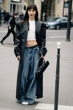 Vacationcore Outfit, Style Autumn 2023, Paris Fw 2023 Street Style, Paris Fashion Week Fall 2023, Fashion Week Inspo Outfits, Jacket Styling Women, Fall Fashion Week 2023, Fashion Autumn 2023, Cool Street Fashion Winter Style