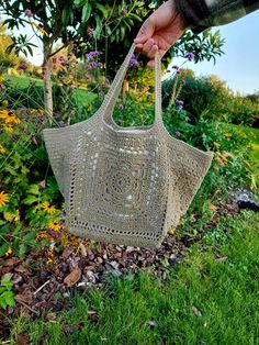 Grand sac fourre-tout en coton, doublé et pratique. Il comporte des anses de 22 cm. Il est agrémenté d'un motif fleuri dans un style " Willow Granny Square" qui vous mettra en valeur.  Base: 26 cm x 26 cm Largeur: 52 cm  Hauteur: 26 cm Everyday Beige Shoulder Bag With Granny Square, Beige Crochet Bag With Granny Square For Summer, Everyday Rectangular Crochet Cotton Bag, Everyday Rectangular Cotton Crochet Bag, Beige Square Crochet Bag For Daily Use, Square Beige Crochet Bag For Daily Use, Rectangular Crochet Cotton Bag, Rectangular Cotton Crochet Bag, Cream Rectangular Crochet Bag