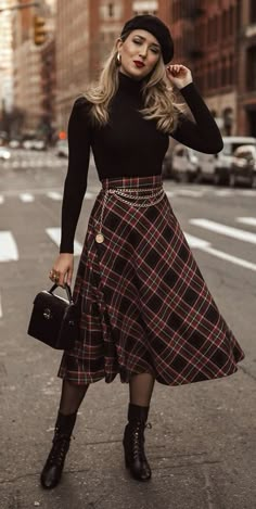 Long Plaid Skirt, Plaid Skirt Outfit, Academia Fashion, Gareth Pugh, Winter Skirt, Mode Inspo, Plaid Skirt, Mode Vintage