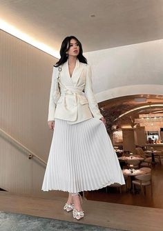 Simple Old Money Outfit Women, Outfits Con Blazer Elegante, Blazer Elegant Outfits, Blazer And Skirt Outfits Hijab, Suits With Skirts For Women, White Ootd Classy, Old Money Outfits 2024, Dress Suits For Women Classy, Elegant Outfit Hijab