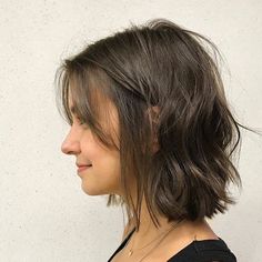 A imagem pode conter: 1 pessoa, close-up Wavy Bob Haircuts, Wavy Bob Hairstyles, Bob Hairstyles For Fine Hair, Penteado Cabelo Curto, Short Hair Haircuts, Pretty Hair, Pixie Cuts