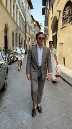 Italian Summer Suit, Pitti Uomo 2023 Summer, Old Money Suits Men, Italian Suits For Men, Old Money Suit, Gentleman Style Suit, Pitti Uomo Street Style, Italian Tailoring