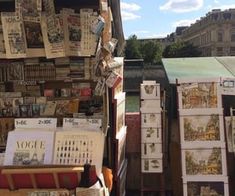 there are many books and magazines on display at this market stall in paris, france