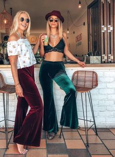 1970s Outfit Inspiration | 70s Costume Ideas Retro Velvet 70s bell Flares Stretch Boho Velour Flares bell bottoms $75.47 AT vintagedancer.com Studio 54 Fashion, Velvet Bell Bottoms, Boho 70s, Fashion 70s, Velvet Flares, Easy Stretches, Womens Trousers