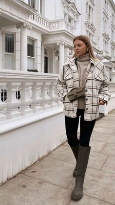 Green Boots Outfit, Shacket Outfit Women, Shacket Outfit, Outfit Botas, Outfit Inspiration Women, Outfit Zara, Fall Outfit Ideas, Casual Chic Outfit, Outfit Casual