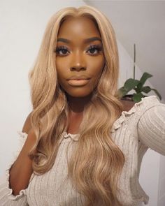 Blond Hair Color 18 Ideas for Black Women: Embracing Versatility and Beauty - Fall Update Ideas Jennifer Grey Hair, Blonde Hair On Black Women, Blonde Man, Jennifer Grey, Hair 2022, Red Highlights, Ash Blonde Hair, Deep Wave Hairstyles, Lace Hair