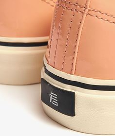 Estas zapatillas de estilo deportivo se confeccionarón con auténtica piel de vacuno, siguiendo los rigurosos estándares de calidad de Fumito Ganryu. Presentan ojales dorados y una suela de goma bicolor con el logo de la marca sobre el talón. Surf Shoes, Shoes Beige, Pink Beige, Surfing, Leather Upper, Spring Summer, Sneakers, Pink