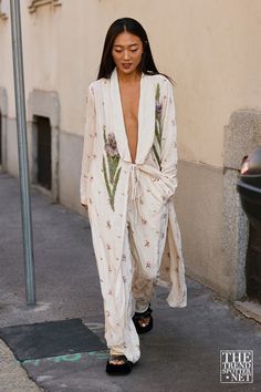 Best Street Style From Milan Fashion Week Spring/Summer 2023 Artist Look Outfit, White Kimono Outfit, Kimono With Dress, Spring Summer 2023 Street Style, Summer 2023 Street Style, Kimono Street Style, Fashion Week Spring Summer 2023, 2023 Street Style, Milan Fashion Week Street Style