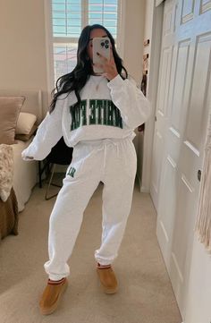 Camp Leggings Outfit, Sporty Comfy Outfits, Cozy At Home Outfits, Camp Leggings, Cozy Outfit Lazy Days, Fall Comfy Outfits, Salon Outfits, Lounge Wear Comfy, Lazy Fits