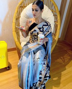 Saree Jackets, Hand Painted Dress, Beautiful Sarees, Saree Designs Party Wear, Saree Models, Stylish Sarees, Indian Outfit, Anaconda, Saree Styles