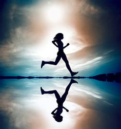 a woman running across a body of water with the words cyberdiet in spanish