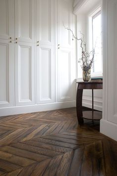 an empty room with white walls and wood flooring is pictured in this advertisement for the design studio parquet