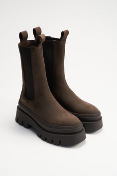 Bold & Tonal.  In Chocolate. Mittelhohe Chelsea Boots aus weichem Nubukleder. Verlängerte Chelsea-Silhouette. Runde Kappe. Elastische Einsätze. Zwei Zugschlaufen am Schaft. Goldfarbenes Logo an der Außenseite. Ein monochromer Style mit ausdrucksstarken Details.Unsere Schuhe werden in Kopenhagen designt und in Europa hergestellt. Das Leder stammt aus ausgewählten, familiengeführten Manufakturen in Italien.Material:- Obermaterial aus 100% Nubukleder- Klobige Gummisohle mit Mudguard und einem marka Chelsea Boots Brown, Coppenhagen Boots, Classic Brown High-top Chelsea Boots, Classic Brown Chelsea Boots With Vibram Sole, Elegant Brown Ankle-high Chelsea Boots, Copenhagen Studios Boots, Girl Workout Routine, Chelsea Brown, Brown Chelsea Boots