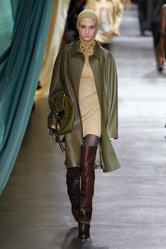 Fendi Fall 2024 Ready-to-Wear Runway, Fashion Show & Collection Review [PHOTOS] Fendi Fashion Show, Fashion Trend Forecast, Kim Jones, Fall Winter Trends, Color Trends Fashion, Show Collection, B Fashion, Fall Winter Wardrobe, Outfit Inspo Fall