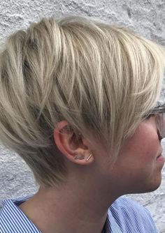 Pixie Hairstyles and Haircuts to Try in 2022 – The Right Hairstyles Long Pixie Hairstyles, Latest Short Hairstyles, Pixie Hair, Penteado Cabelo Curto, Short Pixie Haircuts, Haircut For Thick Hair, Pixie Haircuts