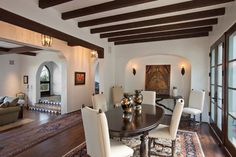 Spanish Dining Room, Spanish Home Decor, Hacienda Style Homes, Spanish Decor, Spanish Home, Mediterranean Home Decor, Casas Coloniales, Mediterranean Decor, Spanish Style Home