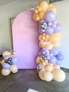 balloons are arranged in the shape of an arch