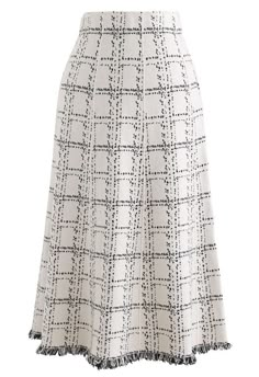 Best Skirts For Short Women, White Knee-length Skirt For Fall, Spring Plaid Chic Skirt, Chic Plaid Skirt For Spring, Skater Outfits, Chanel Skirt, Off Shoulder Sweater