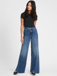 Dark Wash Flare Jeans, Easy Fashion, Black Wide Leg Trousers, White Flares, Flare Denim Jeans, Jeans Outfits, Banana Republic Jeans, High Waisted Flares, Jeans Outfit