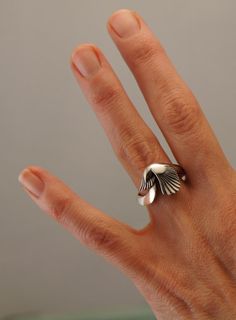 silver Magpie ring Jack Cunningham, Wax Carving Jewelry, Crow Jewelry, Arrow Jewelry, Bird Ring, Wax Carving, Animal Rings, Lovely Jewellery, Magpie